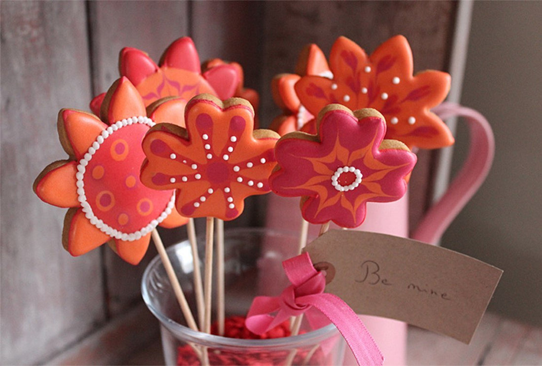How to ice flower biscuits - Biscuiteers