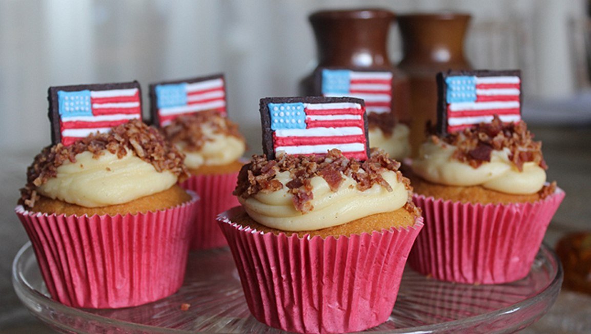 Thanksgiving cupcakes: maple buttercream with bacon sprinkles - Biscuiteers