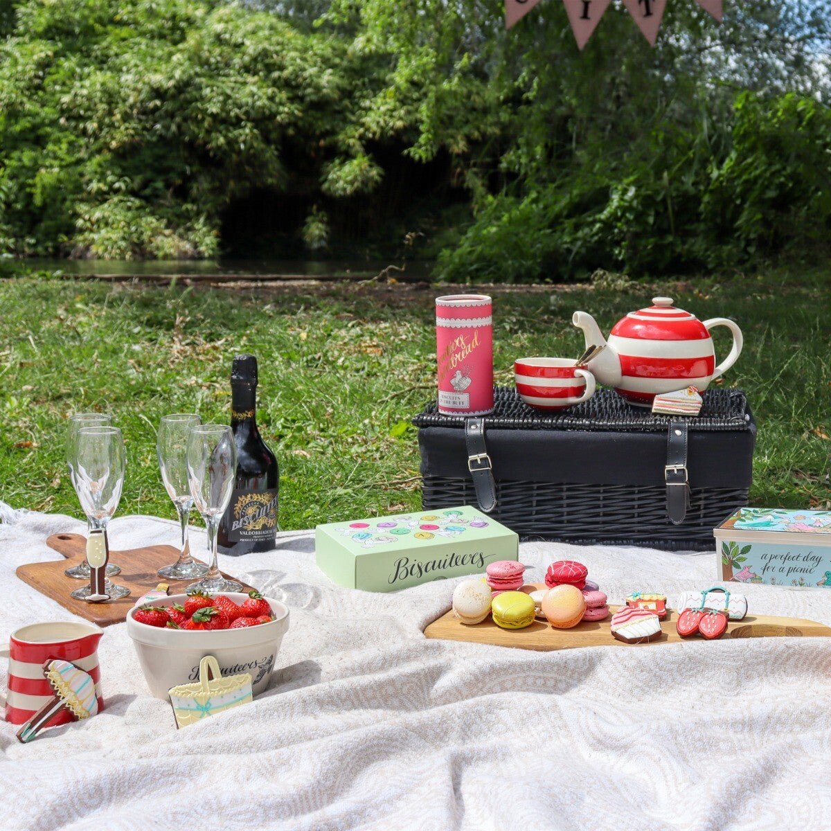 Biscuiteers Summer Picnic Hamper - Biscuiteers